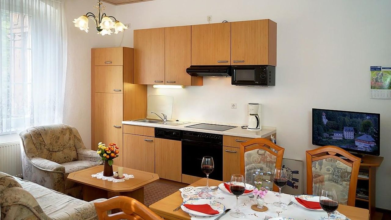 FeWo 1 Wohnzimmer mit Kuechenzeile FeWo 1 Wohnzimmer mit Kuechenzeile